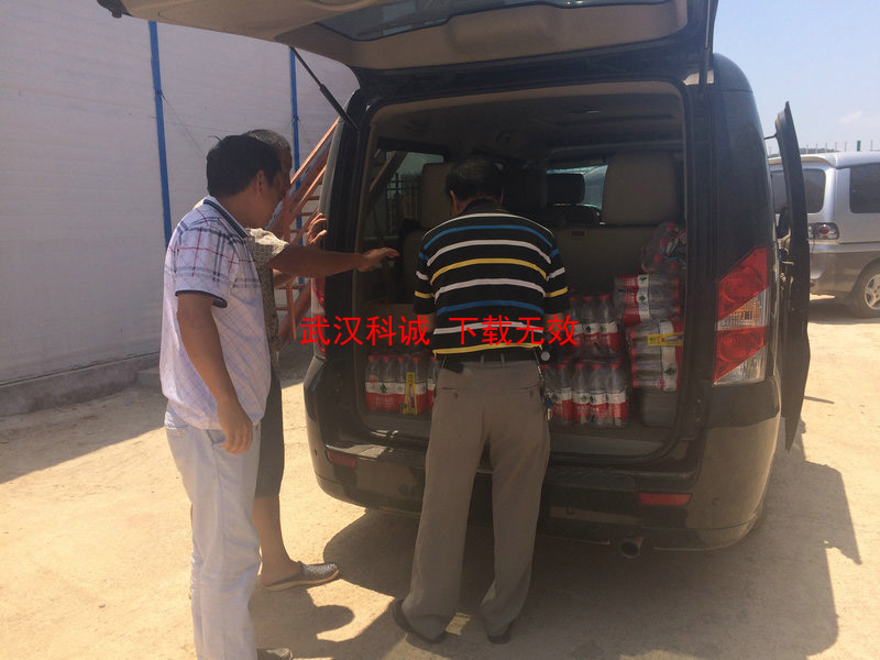 公司工会给在建施工现场一线员工送清凉